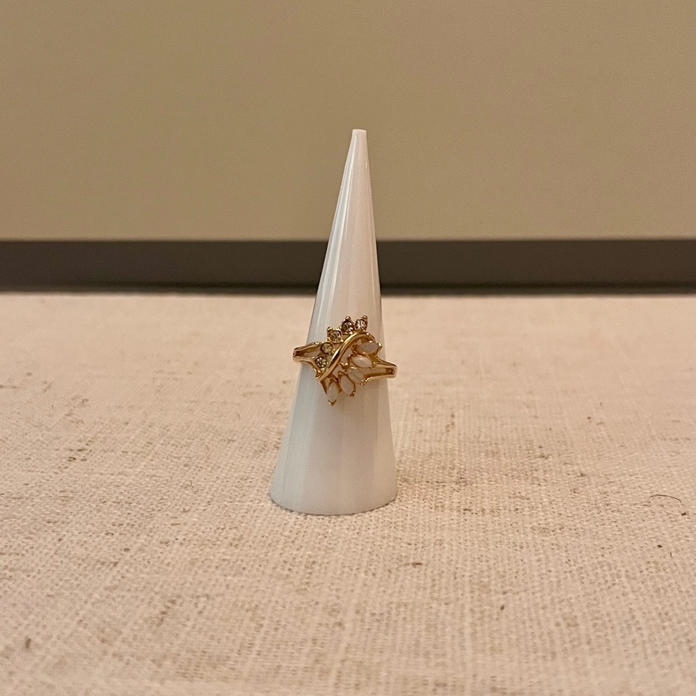 Vintage gold-tone cocktail ring featuring faux opals and rhinestones.